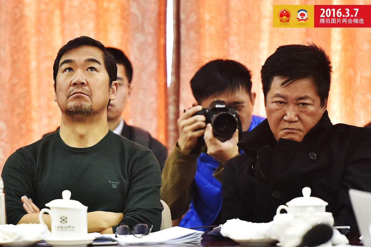 3月7日，全国政协十二届四次会议文艺界别举行小组讨论会,张国立和赵宝刚。