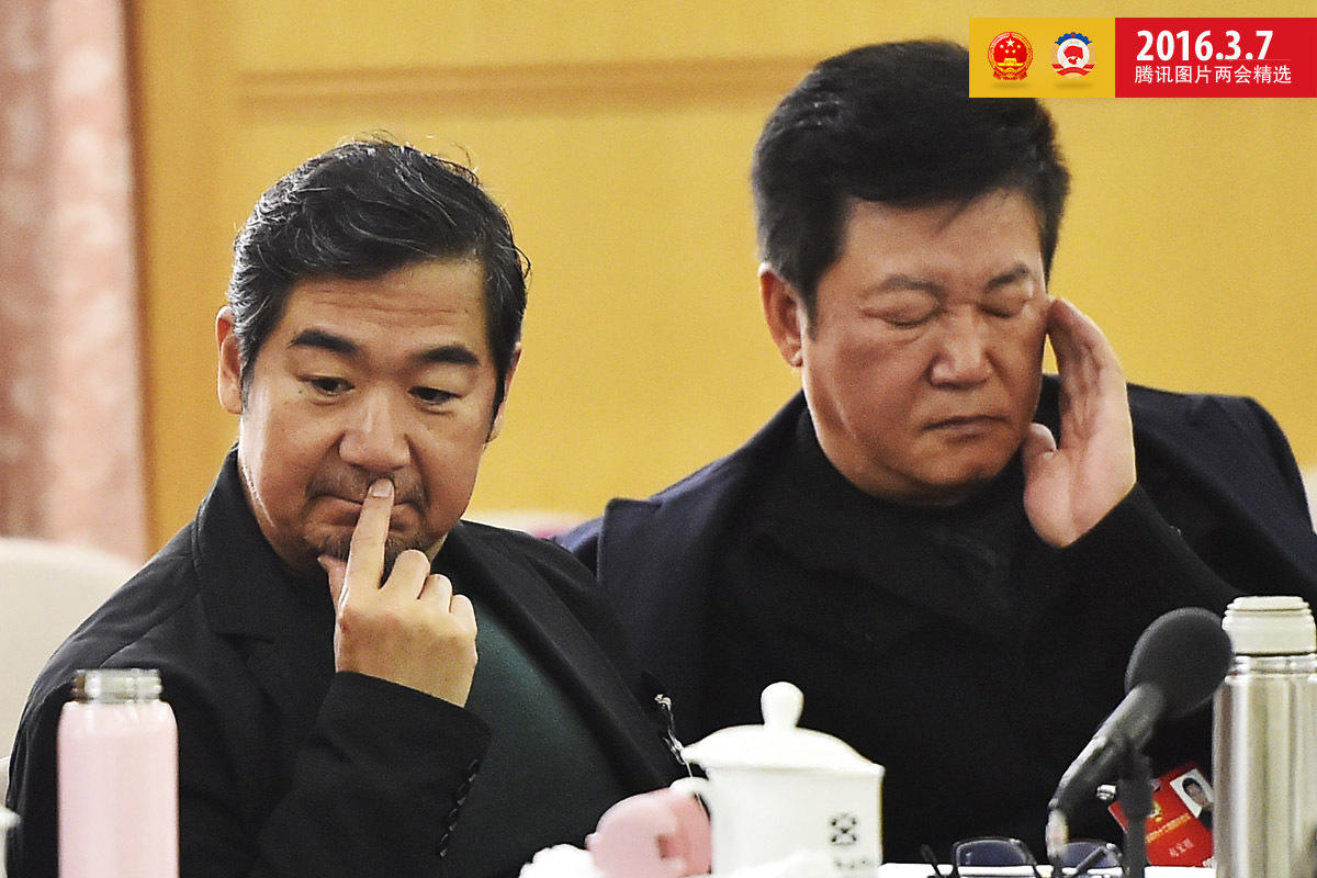 3月7日，全国政协十二届四次会议文艺界别举行小组讨论会,张国立和赵宝刚。