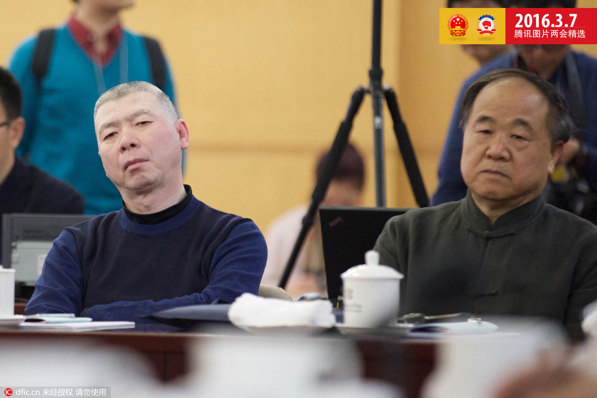 3月4日，全国政协十二届四次会议展开分组讨论，冯小刚与同桌莫言。