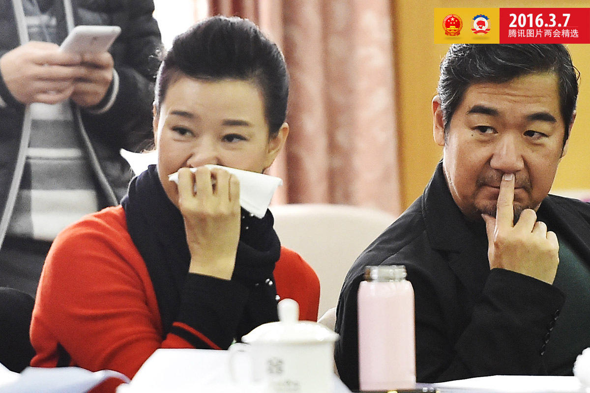 3月6日，中国人民政治协商会议第十二届全国委员会第四次会议，政协委员列席并听取政府工作报告。图为宋祖英委员与张国立委员邻桌坐。
