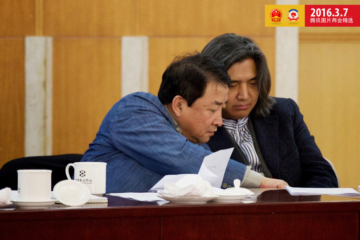 3月6日，全国政协十二届四次会议文艺界别委员小组讨论会上，姜昆在与邻座委员交流。
