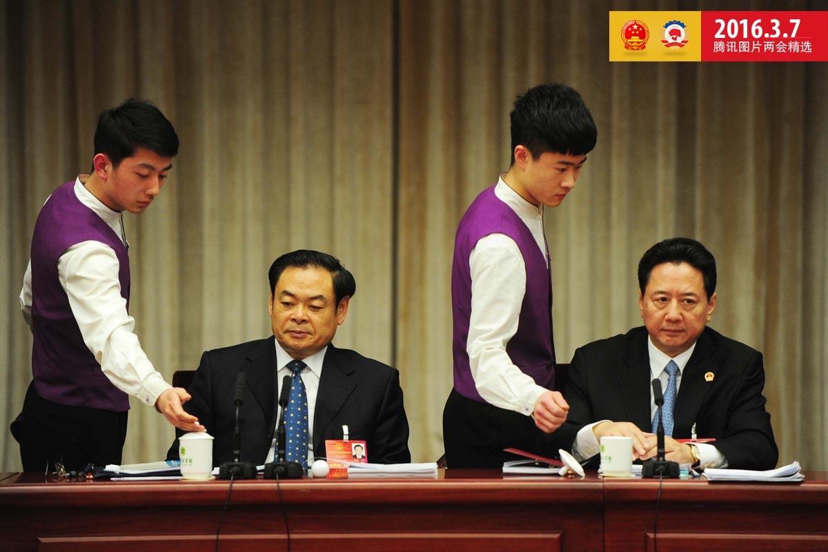 3月6日，全国人大山西代表团开放日举行。山西省省长李小鹏（右）和山西省委书记王儒林（左）。