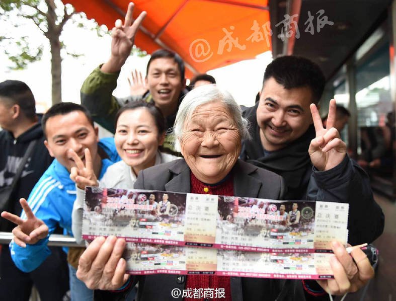 　　可以说，为了买到一张球票，真是要把吃奶的力气都拿出来。然而，在一票难求的情况下，当一位80岁高龄的老太替儿子来排队买票时，现场几百名球迷却主动让老人插队，老人最终买到球票。