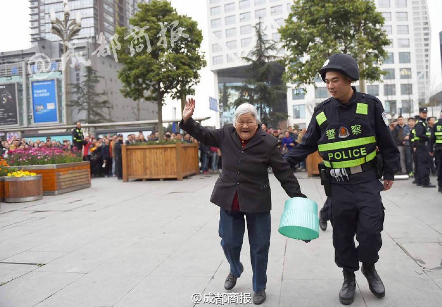 　　这位不愿透露姓名的女球迷告诉成都商报记者，“当时老太太都排了六个小时，我怕她这么排下去撑不住，球迷也要尊老爱幼噻。”当值警察立刻同意带着老人前往，尽管这次“插队”超过了排在前面的数百名球迷，但他们却没有任何指责。