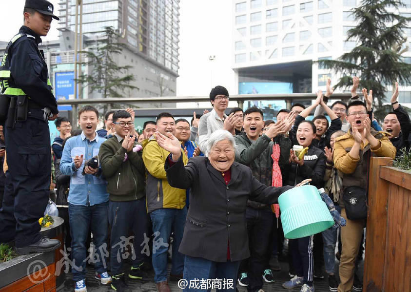 　　因为工作儿子无法前来买票，孟老太凌晨4点半就执意到省体育馆排队为儿子买票，但在她之前，已经排了接近千名球迷。周围排队的球迷发现了这位白发苍苍的老太太。在问明情况后，一名女球迷主动联系到在附近维持秩序的玉林派出所民警，希望特殊情况能够特殊对待。