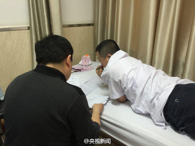 　　趴在检查床上给患者看病的医生，是西安西京医院的吴振彪教授，因腰椎间盘突出，长期腰痛。当天，看了几位病人后，腰痛犯了，站都站不住，却坚持为90多名患者看病。
