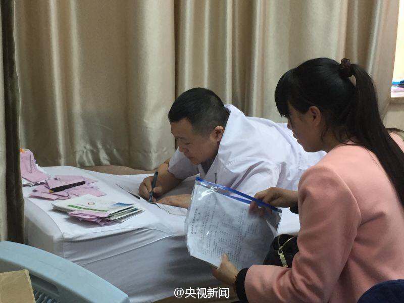 　　吴教授自己却这么说：“加号里很多都是复查结果已经出来的，好不容易来一趟，就想看看用药要不要调整，治疗方案要怎么制定，都不容易，多看一个就多救一个。”