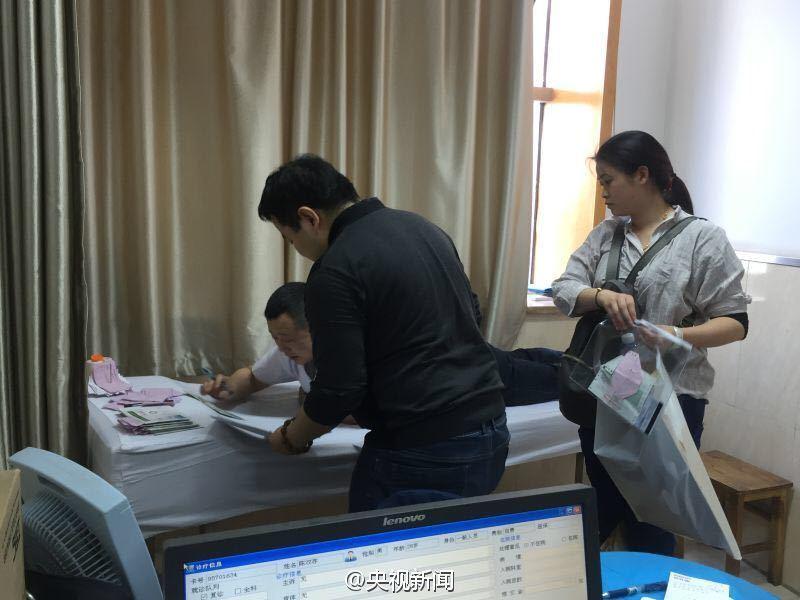 　　吴教授每周三次门诊，正常挂号为40人次，可是每次都会因为患者太多而加号到90多甚至一百多人。他每次提前上班，中途不休息，并承诺患者看不完不下班。科室的小护士看不过去了，跟记者抱怨：“主任心太软，可是对自己是真狠。患者一说自己远道而来，或是说自己如何困难，主任就给加号，说都不容易，好不容易来了，就给看了吧，对自己的身体一点都不重视。”