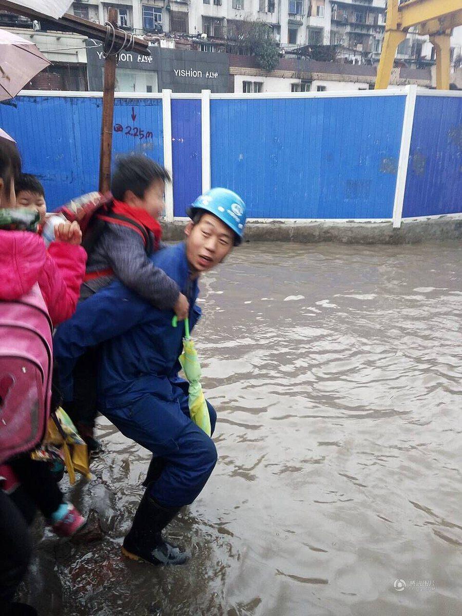 　　3月8日上午7点多，受大雨天气影响，湖北武汉硚口区红旗村小学门前，一条人行通道积水近20公分，百名学生上学受阻。而让人感到温暖的是，三名地铁工人主动上前，趟水将小学生们一一背到了校门口。