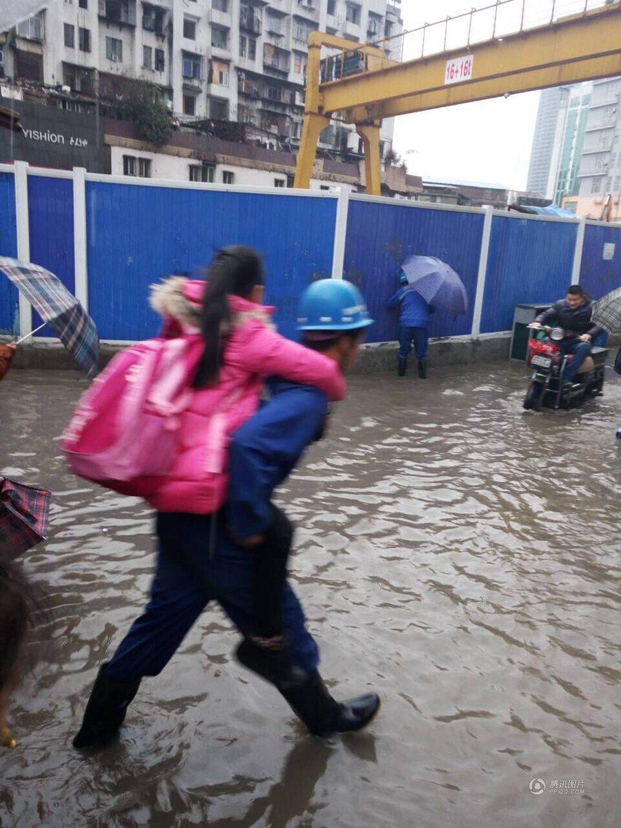 　　记者来到红旗村小学门口，辗转找到了三名工人：赵普、孟庆锋和王建新。他们是中铁隧道股份有限公司的员工，目前正在参与地铁6号线建设。赵普称，一大早，上晚班的王建新巡逻时发现，红旗村小学门口出现积水，不少小学生因为没穿雨鞋，鞋子已经打湿，在风雨里冻得直哆嗦。还有小学生急得抹眼泪。王建新将情况告诉了赵普、孟庆锋，三人当即决定，要帮这些小学生去学校。