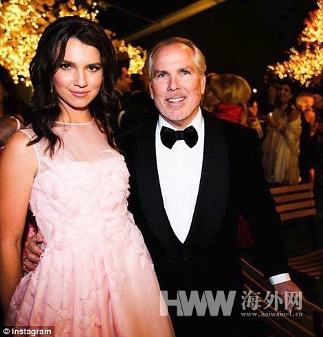 　　Maya Henry和父亲Thomas J Henry。　