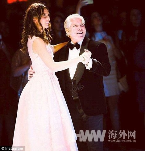 　　Maya Henry和父亲在现场跳舞。　