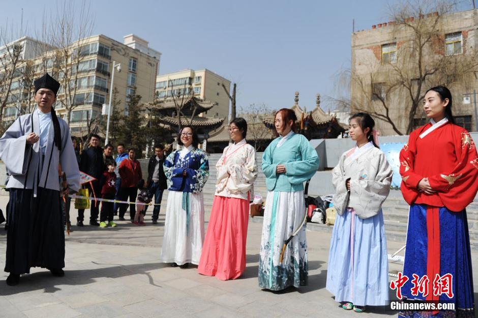　　3月10日，农历二月初二，也是中国古代传统“花朝节”举行之际，兰州数十名汉服爱好者在当地雁滩公园上演“汉服秀”，展示古代射箭技艺引来周边民众驻足围观。