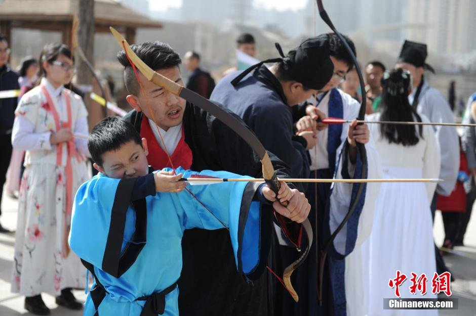 　　3月10日，农历二月初二，也是中国古代传统“花朝节”举行之际，兰州数十名汉服爱好者在当地雁滩公园上演“汉服秀”，展示古代射箭技艺引来周边民众驻足围观。