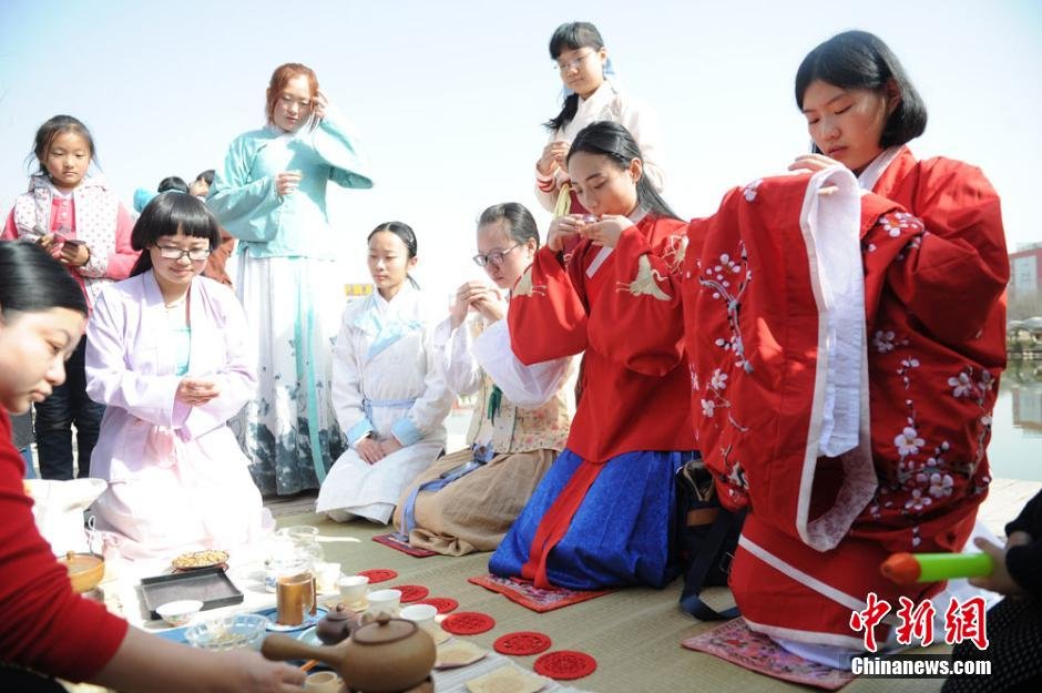 　　3月10日，农历二月初二，也是中国古代传统“花朝节”举行之际，兰州数十名汉服爱好者在当地雁滩公园上演“汉服秀”，展示古代射箭技艺引来周边民众驻足围观。