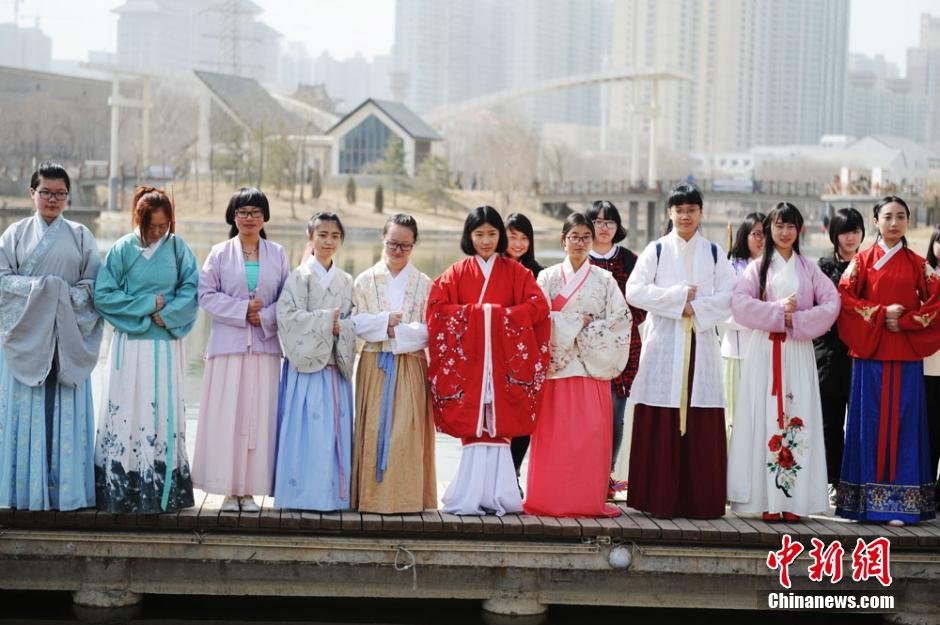　　3月10日，农历二月初二，也是中国古代传统“花朝节”举行之际，兰州数十名汉服爱好者在当地雁滩公园上演“汉服秀”，展示古代射箭技艺引来周边民众驻足围观。