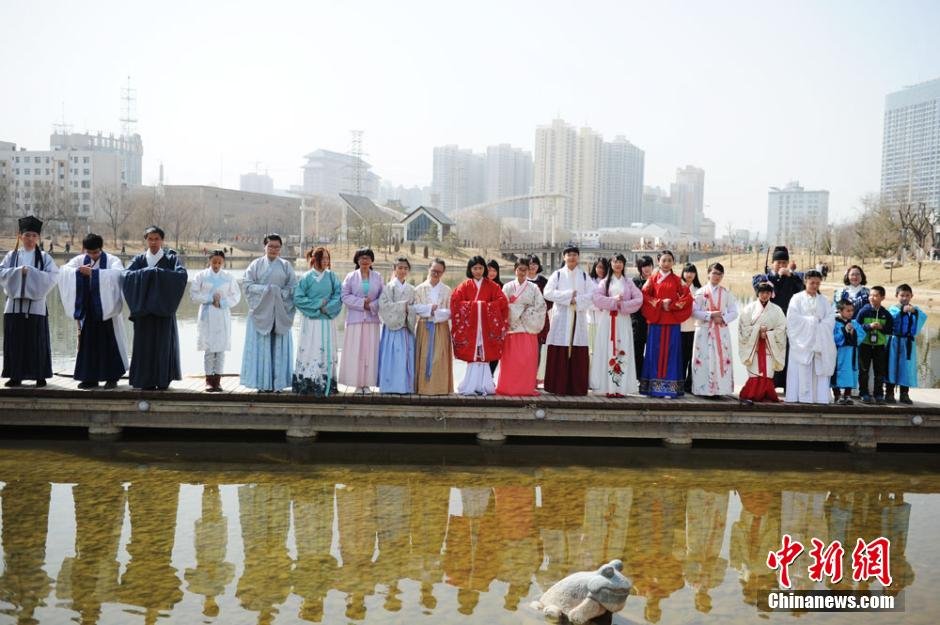 　　3月10日，农历二月初二，也是中国古代传统“花朝节”举行之际，兰州数十名汉服爱好者在当地雁滩公园上演“汉服秀”，展示古代射箭技艺引来周边民众驻足围观。