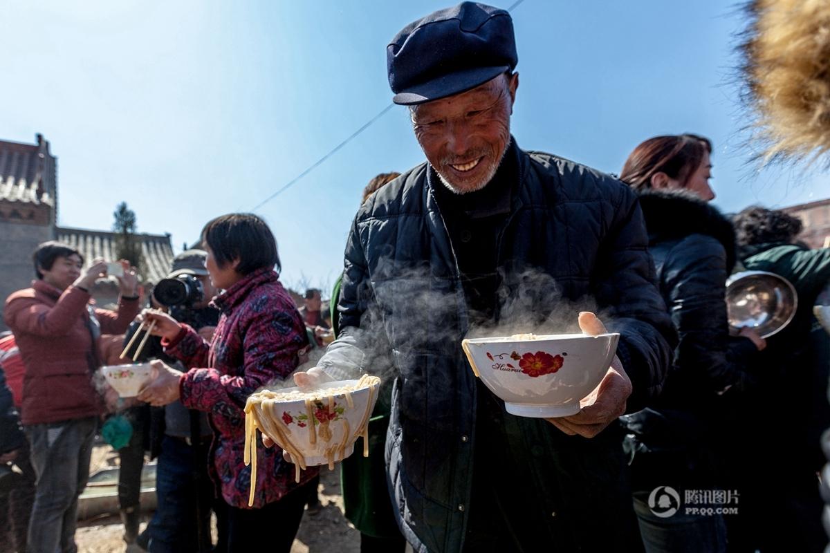 　　今年，白龙潭庙支起了三口大锅，所做的汤面条可供约2000人食用。不到一个小时，三口大锅内的面条便被抢食一空。