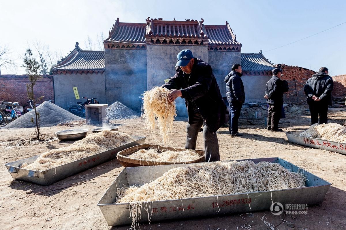　　厨师在整理面条以防粘连。