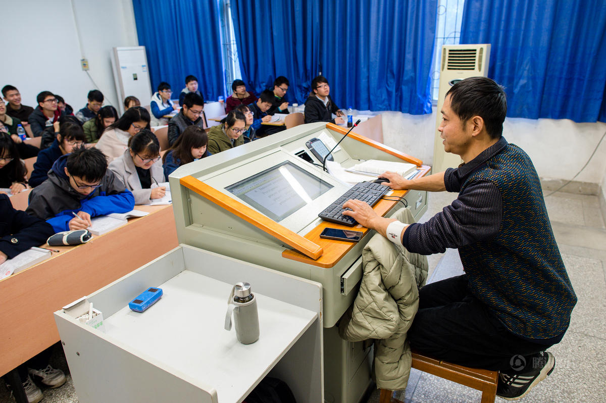 　　2012年，余功茂在家中晕倒，送到医院后诊断为由遗传性疾病多囊肾引起的脑部动脉瘤。医院给他做了8个小时的开颅手术。由于当天脑动脉瘤发作时脑部血压骤然增高，导致左眼失明，他又接受了眼部手术。后来，他的多囊肾疾病再度发作，引发尿毒症，必须每周到医院接受3次血液透析。
