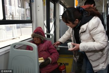 坐公交成瘾 郑州8旬老太不到停运不下车