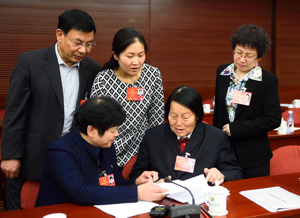 　　3月11日，申纪兰代表（前右）与其他代表在会后交流。