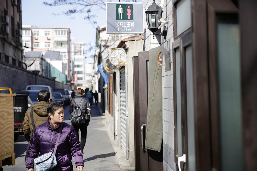 　　这条小巷从北口往南一看，顶到头儿就是财政部大楼。道路两侧一边是四十四中、万方西单商场，另外一边则是几栋大办公楼。三里河南二巷就像是峡谷中一条歪歪扭扭的夹缝道。这条夹缝道上还有一些小门脸儿，招呼着五金建材的生意。小门脸儿前头停着一排面包车，看样子都有些破损，而且大多是外地牌照。
