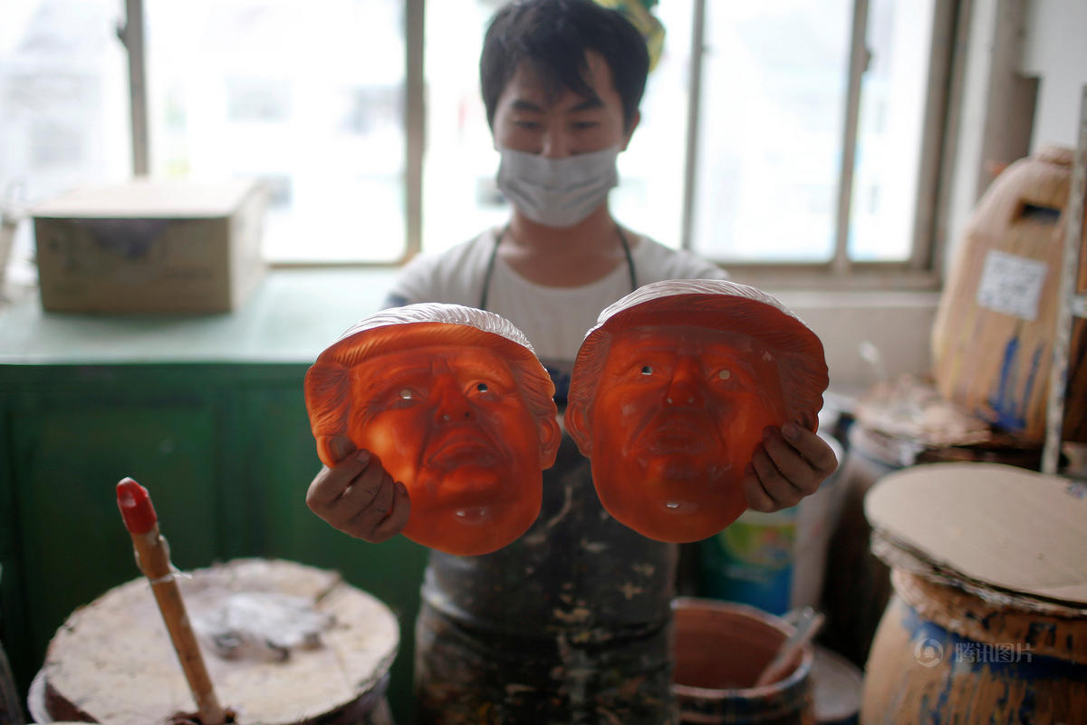 　　除了特朗普，他的竞选对手、民主党总统竞选人希拉里的面具也是人气爆棚。