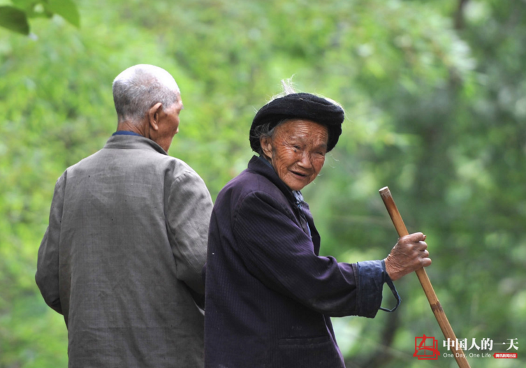 如今,兩位耄耋老人已是四代九人同堂,在大山深處他們攜手共同走過了