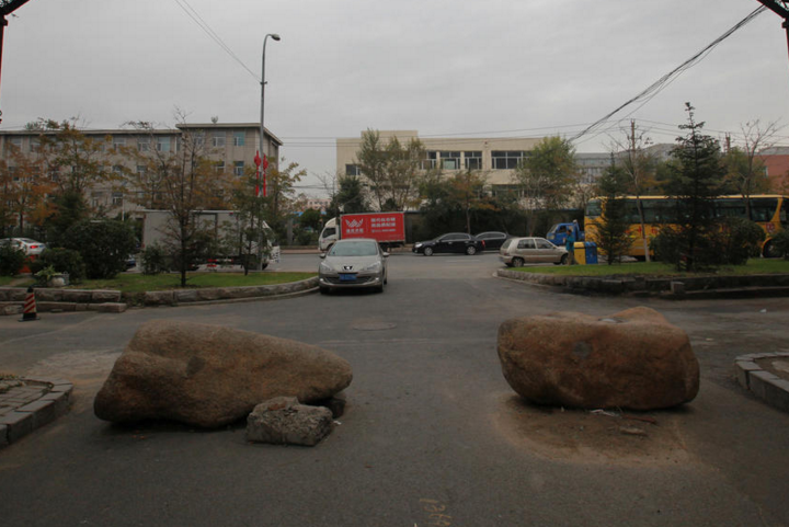 　　长春市凯旋路与庆丰路交会处的友谊花园小区北门，两个巨型石头堵住了北门的出路，行人可以正常通过，而车辆是无法通过的。