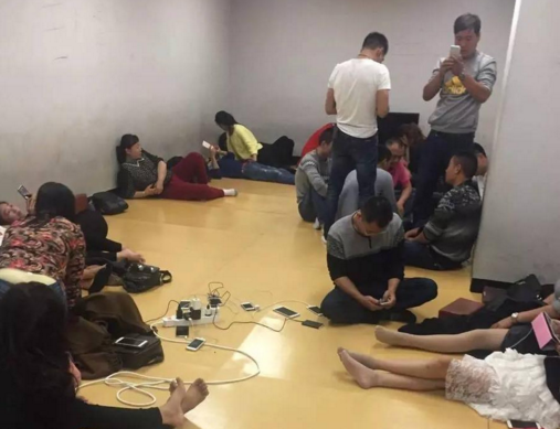 　　一度备受中国游客青睐的韩国济州岛，“十一”期间再度发生中国游客入境遭拒，被关机场“小黑屋”事件。昨日下午，多名游客向新京报记者反映称，其在赴原本应对中国公民实施免签的济州岛地区旅行时，被以各种理由拒绝入境，并遭扣留，吃住均在“小黑屋”内。中国驻济州总领事馆一名工作人员向新京报记者回应称，已介入协调此事。