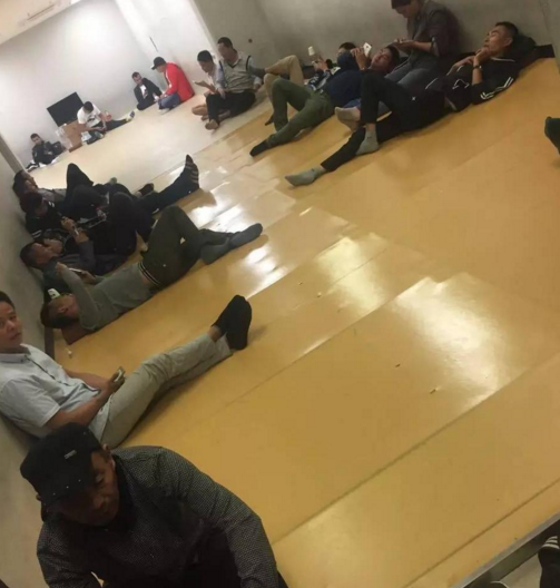 　　记者获悉，在济州国际机场内，有经历类似的中国游客超过百人。记者从滞留游客处了解到，滞留在济州国际机场的中国游客来来去去，人数保持在超百人规模。目前，滞留时间最长者，从2日开始便被困机场内，已经超过5天。