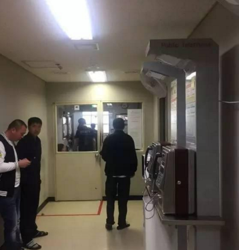 　　记者注意到，“小黑屋”所在的走廊外，一扇铝合金门紧闭。现场中国游客向记者表示，所有滞留人员，仅能在门内活动，不能前往机场其他地方。