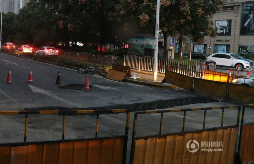 　　此次事故将会对国庆小长假后工作日的早晚高峰车辆通行产生一定影响，特别对东方路至龙阳路左转车辆影响严重。浦东警方表示，为确保行车安全，将视情况采取封闭绕行或仅保留一条仅限小型车通行的车道，建议前往内环沪南路及杨高南路两个方向的车辆，提前在峨山路、浦建路改道至杨高南路分流。