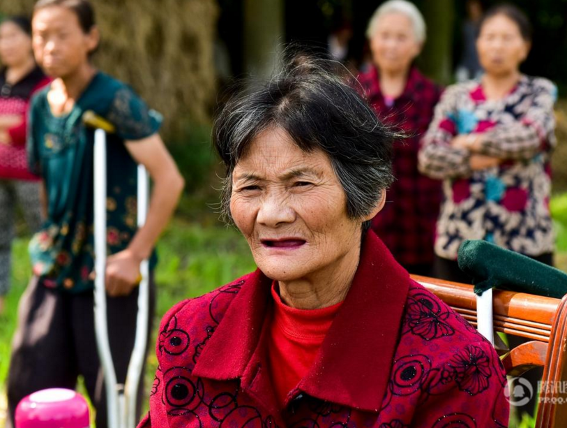 　　老人的诉求是：两儿两女每人每月各付赡养费100元，生病住院的费用及去世后的丧葬费由四人分摊；林秀芝的承包田由长子游贵耕种，每月给原告大米30公斤；要求随长子游贵生活，并由其提供住房。此外，老人明确要求在她的生日和法定假日时，4个子女必须前来探望。如遇生病，儿女必须轮流照料。