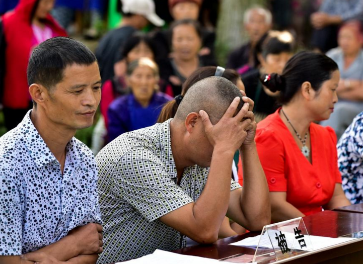 　　4个子女对赡养费和大米均无太大异议，然而在母亲由谁照顾的问题上出现了分歧。游贵建议将老人送去养老院，费用由4兄妹出钱。小儿子游全则建议母亲由4兄妹轮流照顾，或者送养老院，“如遇到生病，医疗费也不用均摊，生病时在谁家，就由谁家全包”。不过，两个妹妹坚决不同意让母亲进养老院，“我们丢不起这个人。妈妈愿意跟到大哥生活，就应该由大哥家照顾，我们每个月出钱就是。”然而，游贵并不信任兄弟姐妹，“上次妈治病的钱，都是我垫的，到现在都还没给我。”