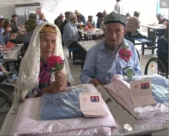 　　两位老人终于喜结良缘并在养老院举办了婚礼。