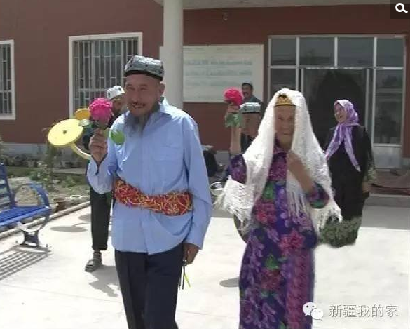 　　两位老人在婚礼上，看表情也是乐开了花。