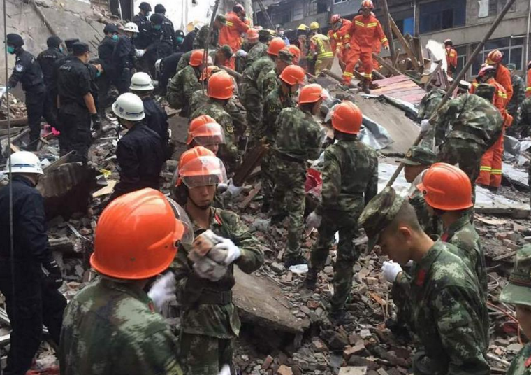 　　目前，当地武警武警支队出动60名官兵紧急赶赴现场投入救援。公安、消防等力量也派出大量人员参与救援。