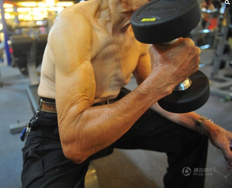 　　说起健身，沈华告诉记者：“我60岁退休，带孙子那段时间我就看书看报纸，那段时间我经常感冒，经常这样，就看那些书籍报纸说人要适当的运动，当运动促进血液循环，病痛就少了。”“动则慢衰，动则慢退”是沈华的运动格言，其表示第一次来健身房锻炼时自己已经70多岁了，沈华告诉记者：“以前，我身高只有1.6米左右非常瘦弱。后来我就按照书上说的，试着在健身房锻炼，结果这一试就停不下来了。”