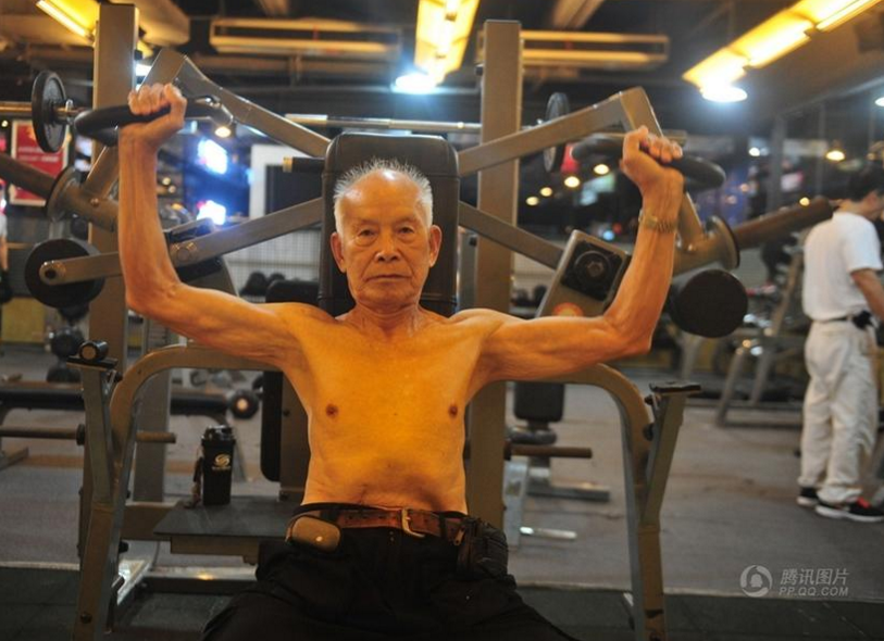 　　如今，这位长寿老人做起引体向上、单双杠依然不在话下，在器械锻炼时，结实的肌肉清晰可见。他坦言，自己健身不为竞争，不求追逐极限，只为强身健体。虽然现在随着年纪增长，体能逐渐变差了，但健身仍是他最好的朋友。