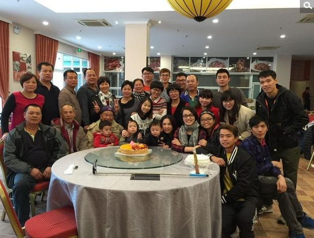 　　广东东莞塘厦镇石鼓社区布尾村83岁的黄照稳一家已经四世同堂，32年来全家27口人一直生活在一起，饭一起吃，互相团结从不拌嘴，成为远近闻名的和睦家庭。到石鼓社区布尾村打听询问黄照稳老人，知道的人并不多，可一问“四世同堂27口人的黄家在哪住？”几乎人人皆知。黄照稳一家人住在一栋4层的小楼。如今，这个大家庭有27名成员，包括老人黄照稳、五兄弟（黄志强、黄伟强、黄文强、黄健强、黄月强）及妻子10人，还有6男4女的孙儿（女）10人、孙儿媳3人、还有曾孙（女）3人。27口人，如何长期在一个锅里吃饭？5个兄弟间怎么解决矛盾？30多年的共同生活中，各自如何应对大的变迁？四代同堂的家庭，到底靠什么获得和睦幸福。