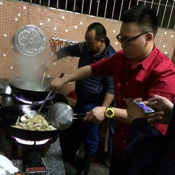 　　在黄照稳家里有这么一个家训家规： 黄氏精神，以德服人，上下一心，其利断金。老人家之前也是想过，兄弟分家的话就容易“分心”，一家人应当“兄弟齐心”，才能“其利断金”，而且这样也有利于更好地赡养老人和养育下一代。