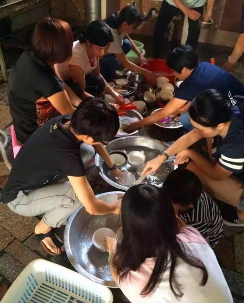 　　家庭特色：男人下厨做饭。在我们平常的一些家庭里面，都是流行女人下厨，男人则娱乐。在黄家在黄家，下厨做饭的事情都是男人干的，女人们只管买菜和择菜，而且想吃什么还可以点。受父亲的影响，黄家的5个儿子，个个都会做饭、喜欢做饭，而且厨艺都了得。5对夫妻都在塘厦镇上班，离家里远点的，就在单位吃午饭。但是每天晚上，大家都会回家。所以一顿饭，至少有20口人吃。黄家人从不去外面吃饭。他们宁愿把每一天，都过成像大摆筵席的节日，用最健康、简单的食材，做出最家常和朴实的味道。常常有外地游客走到黄家门口，会把这里当成餐馆。也曾有人，会被黄照稳热情地邀请，和他的大家庭共进晚餐。
