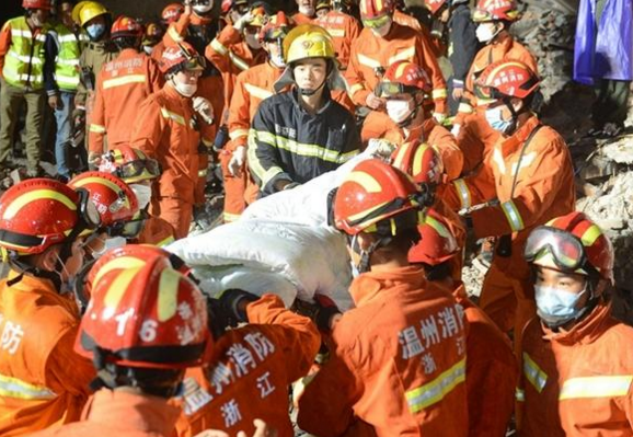 　　据悉，目前小女孩已送至温州医科大学附属第二医院救治，生命体征稳定，正在做全面身体检查。截至10日19时，现场又搜救出8人。目前，现场共搜救出23人，其中17人已确定死亡。