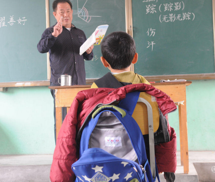 　　据悉，这个教学点原来是一所联小，接受周边北牟村、西南牟村、方山村、西太河村4个村的学生上学。3年级后，学生转到太河中心小学就读。图为10月10日，王开忠正在给二年级学生翟善好上课。