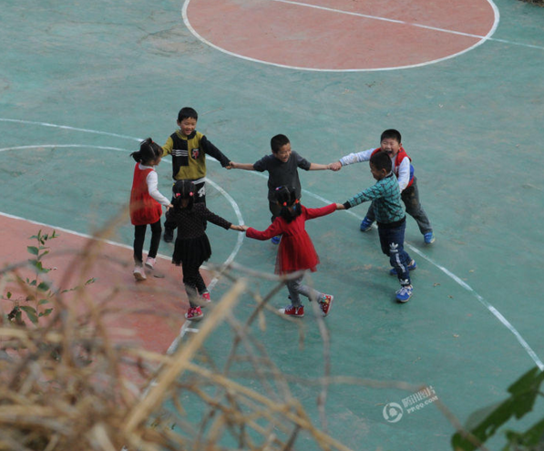 　　课间，7名学生在操场上玩耍。