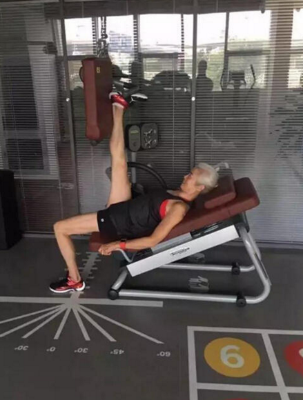 　　老人说，她年轻时经常生病，乐观精神和坚持不懈的运动让她“赶走”疾病。