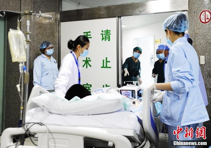 　　器官捐献者王猛被送进手术室。