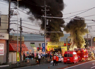日本东京大面积停电 供电设施黑烟滚滚